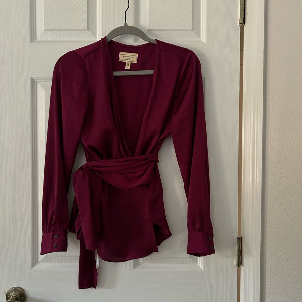 Stunning tie anthropology blouse!